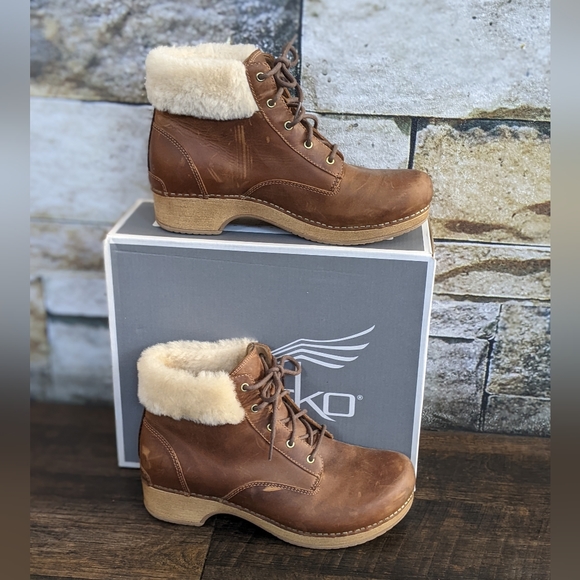 ⚡SOLD⚡Dansko Bailee Oiled Pull Up Brown Leather Lace Up Clog Boot w Shearling - Picture 2 of 11